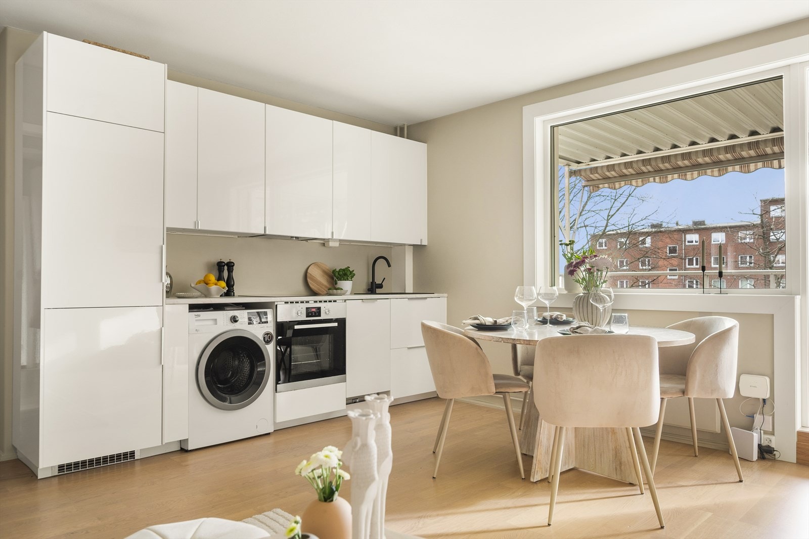 Hvitevarene består av induksjon koketopp, innebygget stekeovn, integrert kjøleskap/fryser og oppvaskmaskin (smal type). Det er opplegg for vaskemaskin. Galleribilde