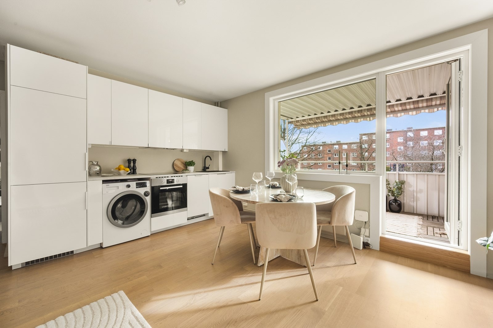 Moderne og stilsikkert kjøkken oppgradert i 2022. Lys innredning med glatte fronter og benkeplate i laminat. Ved kjøkkenet er det god plass til spisegruppe. Galleribilde