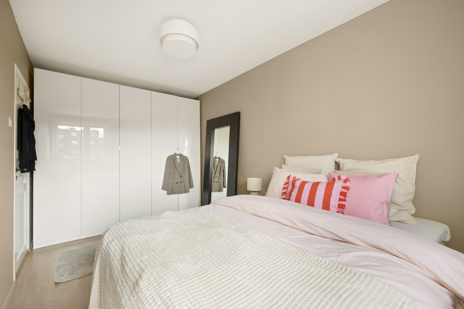 Soverommet er malt i en behagelig fargetone, og stort vindu sikrer godt med lys og luft. Galleribilde