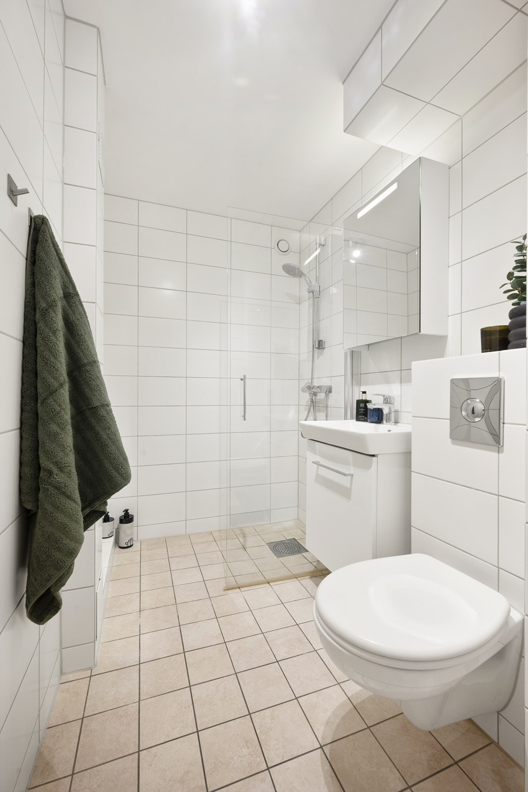 Flott, tidløst bad fra 2012. Badet har flislagte overflater og behagelig gulvvarme. Galleribilde