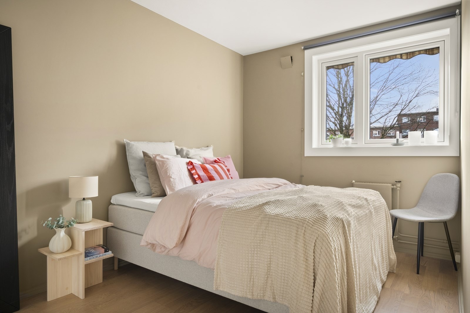 På hovedsoverommet er det god plass til dobbeltseng, nattbord og garderobeskap. Galleribilde