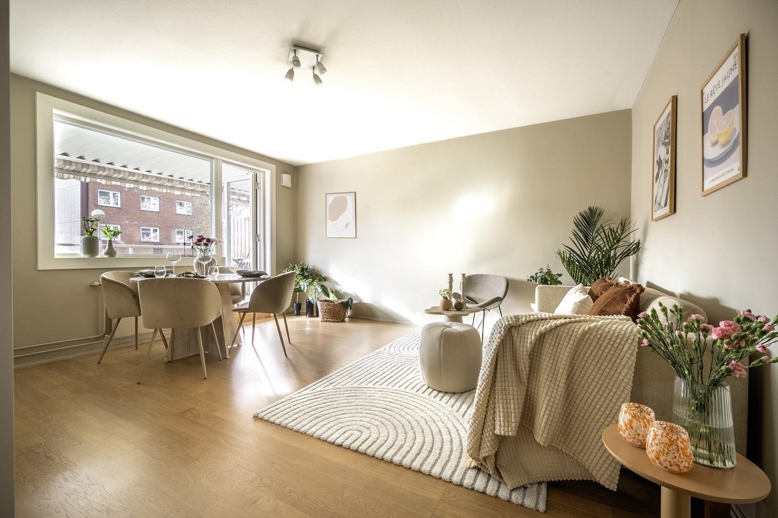 Leiligheten har en lys og innbydende stue av god størrelse. Galleribilde