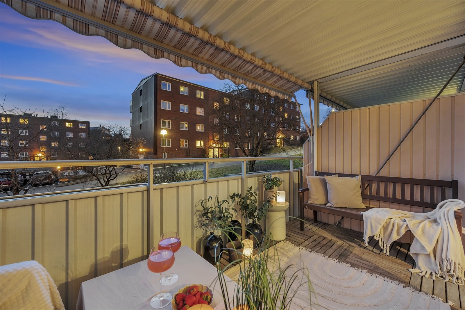 Det er montert markise på balkongen. Galleribilde