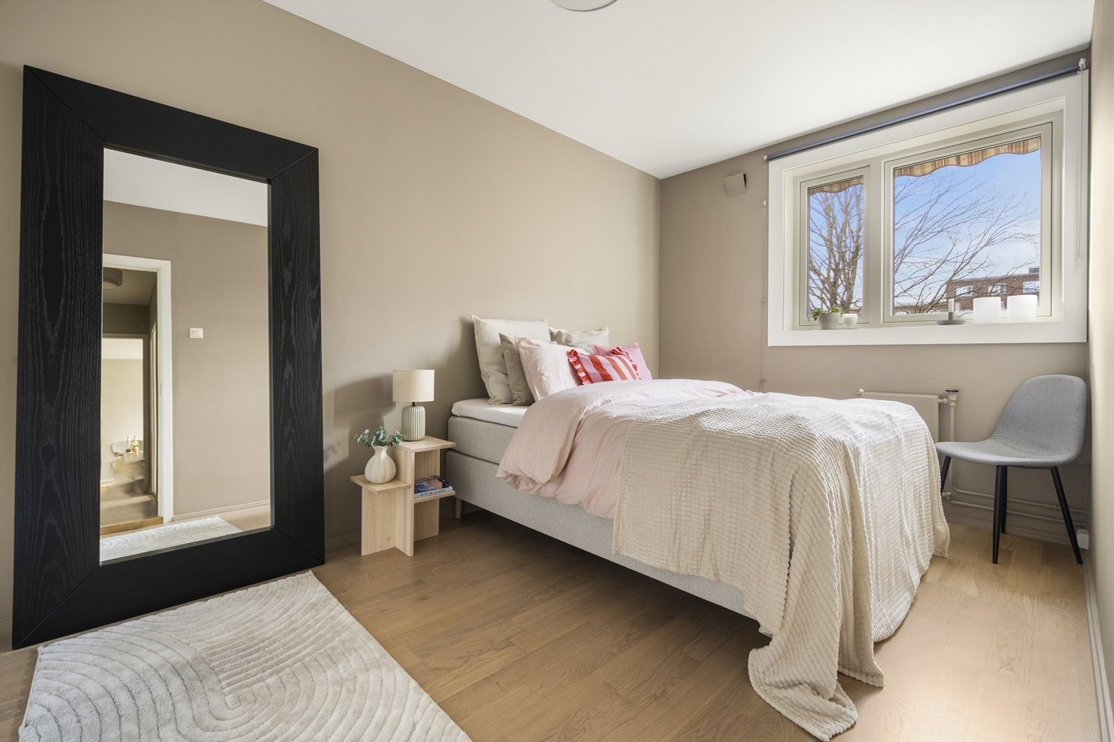 Leiligheten har to lune og romslige soverom. Galleribilde