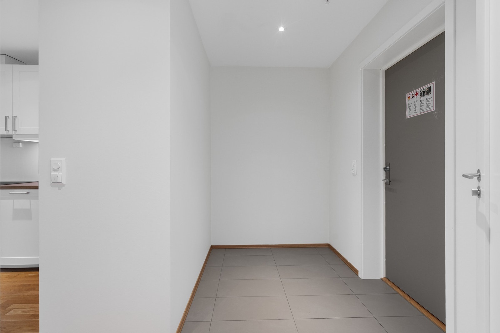 Romslig gang med god plass til klær og garderobe. Galleribilde