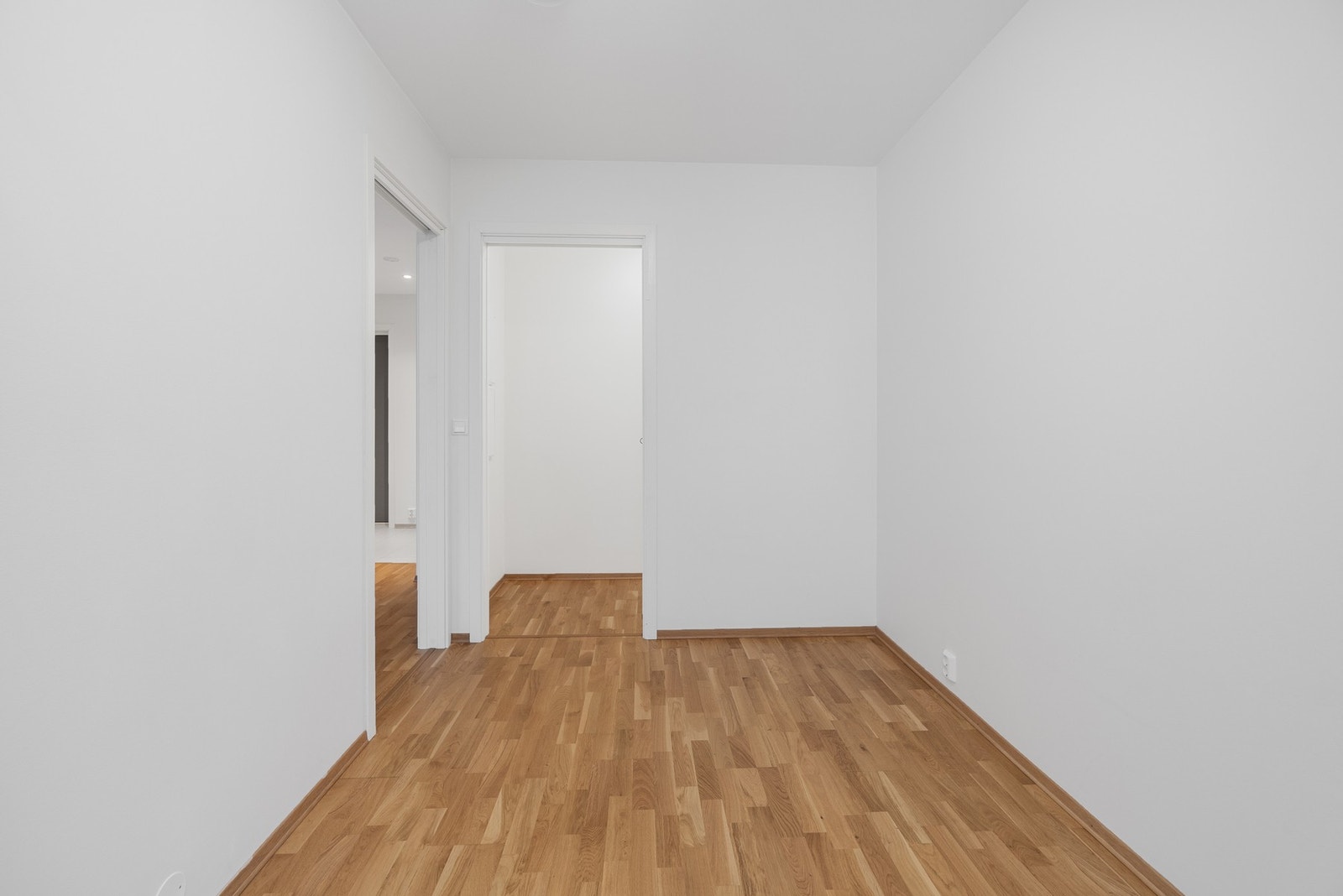Soverom med inngang til bod eller walk-in-closet Galleribilde