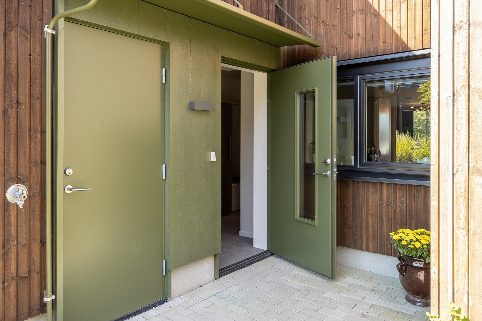 Ved inngangspartiet er det også isolert sportsbod på 5 kvm. Velkommen på visning! Galleribilde