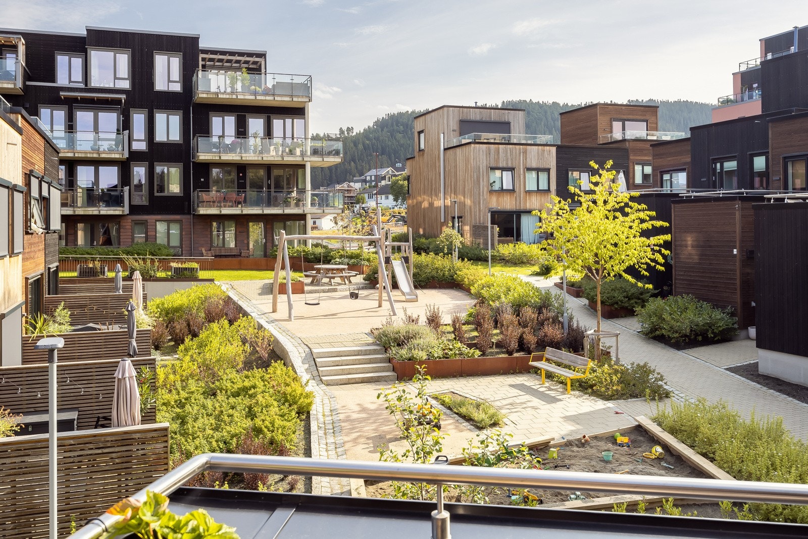 Borettslaget disponerer flotte fellesområder, som ligger skjermet for biltrafikk. Galleribilde