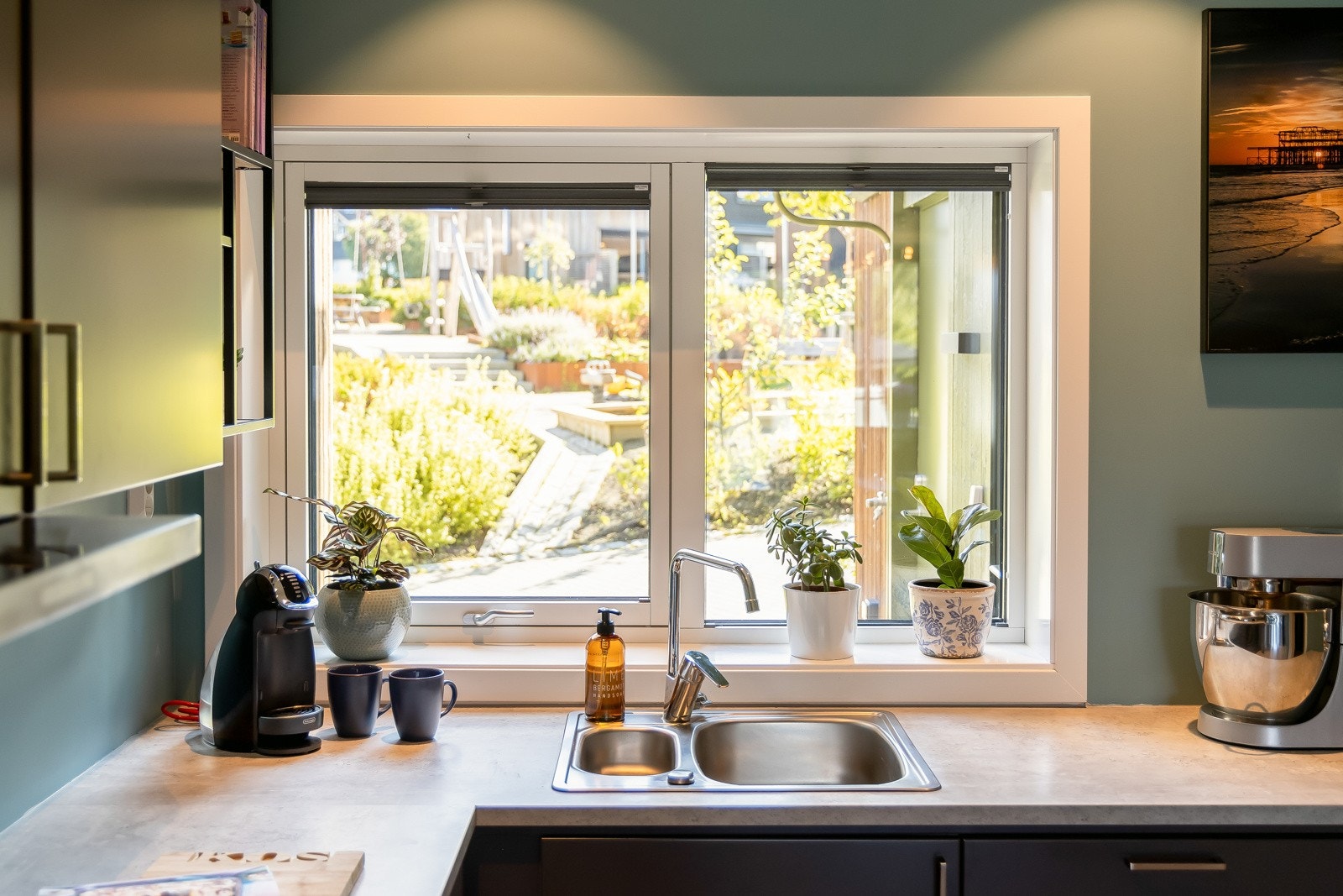 Fra kjøkkenet har man utsyn mot tunet og har god oversikt mens ungene er ute og leker. Galleribilde