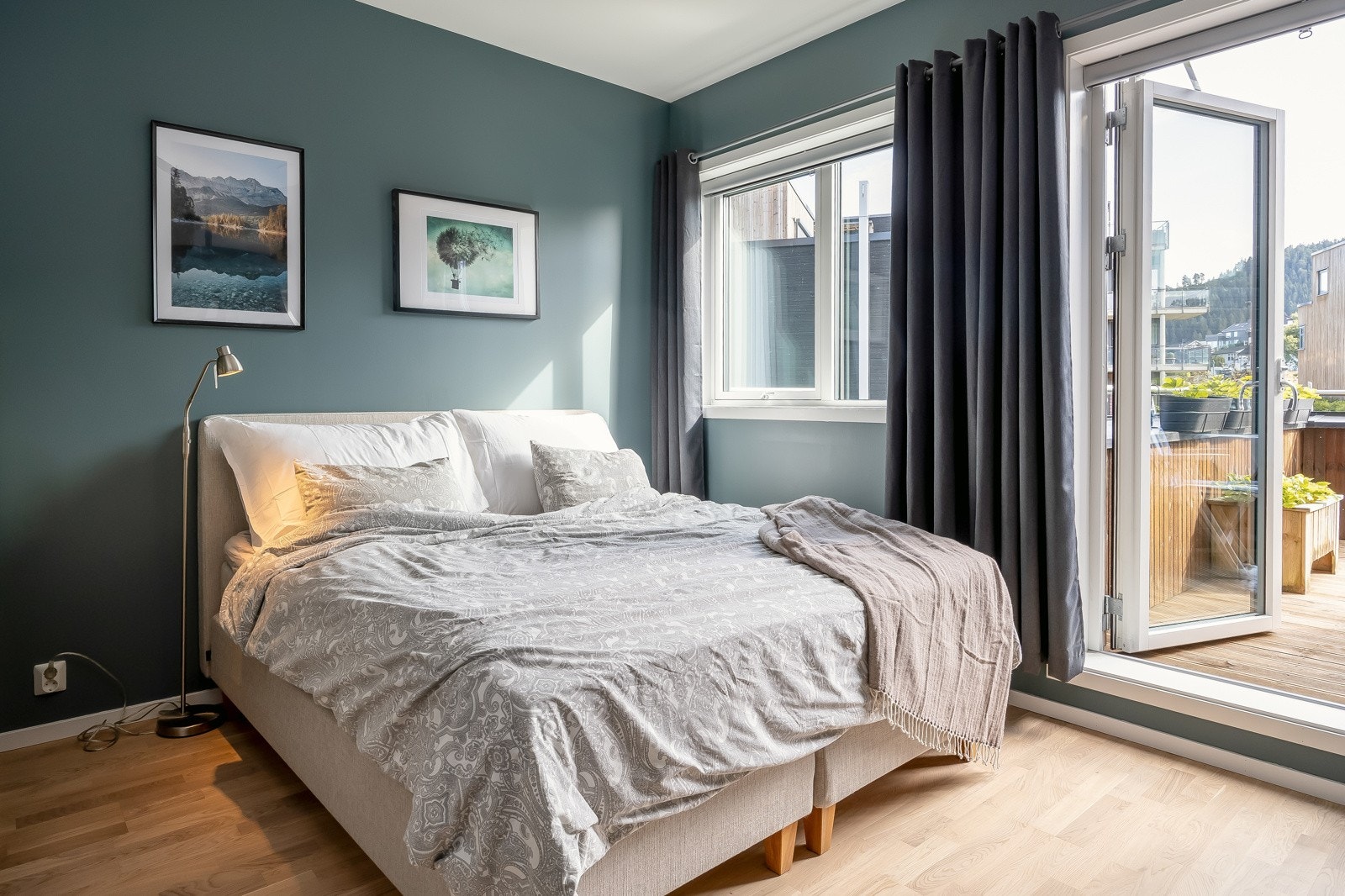 Det største av husets tre soverom er på hele 13 kvm. og har utgang til egen terrasse på 8,5 kvm. Galleribilde