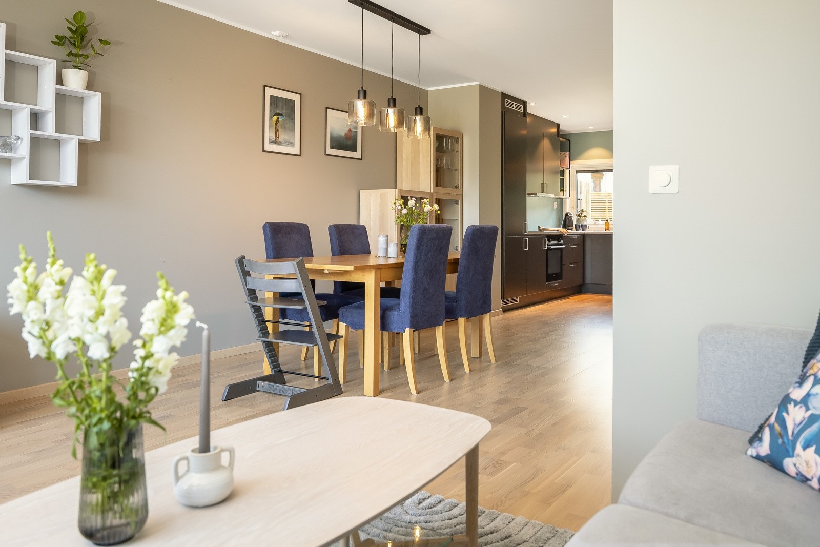 Stue og kjøkken danner sammen et allrom, men likevel med tydelig definerte soner. Galleribilde