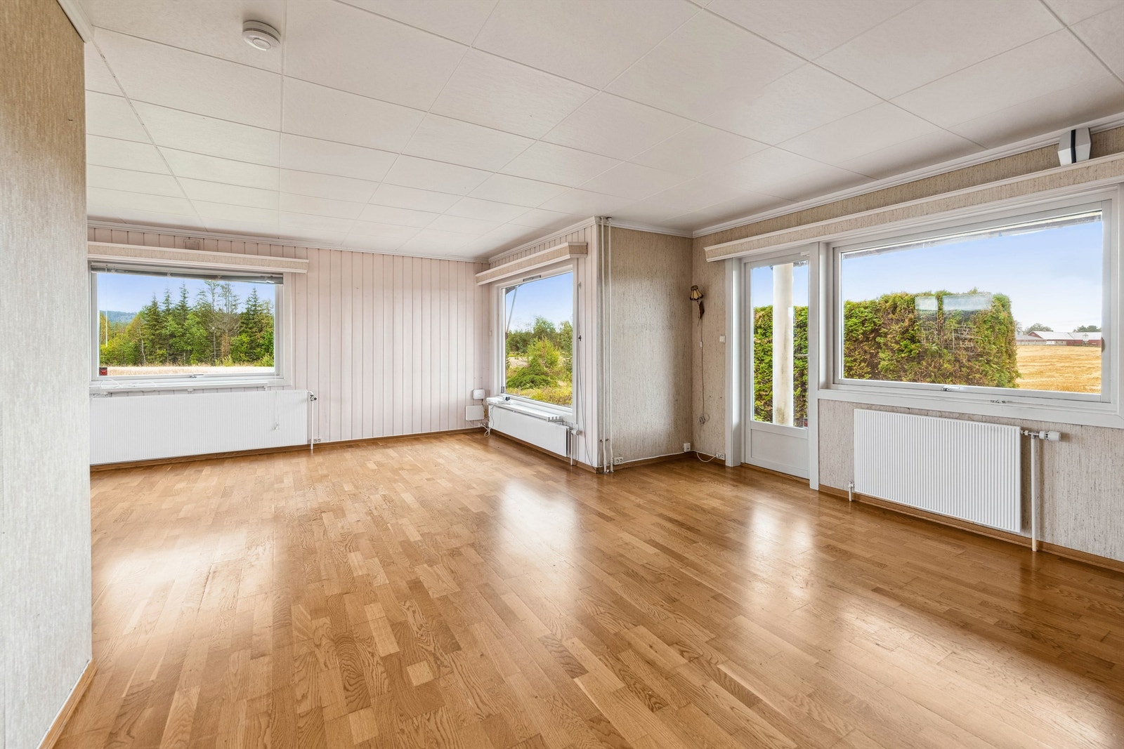 Fra stuen er det utgang til den store terrassen - rett utenfor stue er det en overbygd del på 7 kvm Galleribilde