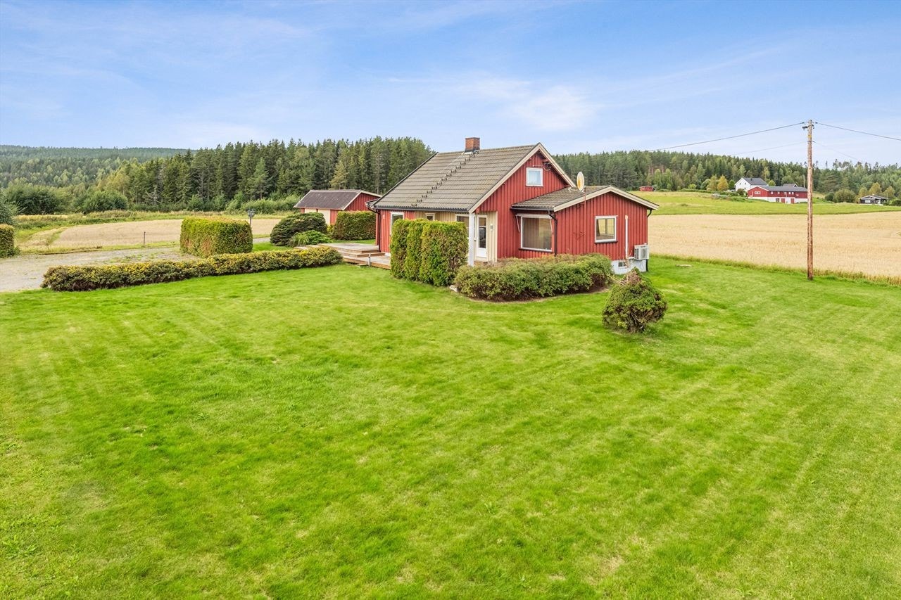 Velkommen til Oppsalsetervegen 9 i Skogbygda - En frittliggende eiendom med ca 1,5 mål romslig flat tomt Galleribilde