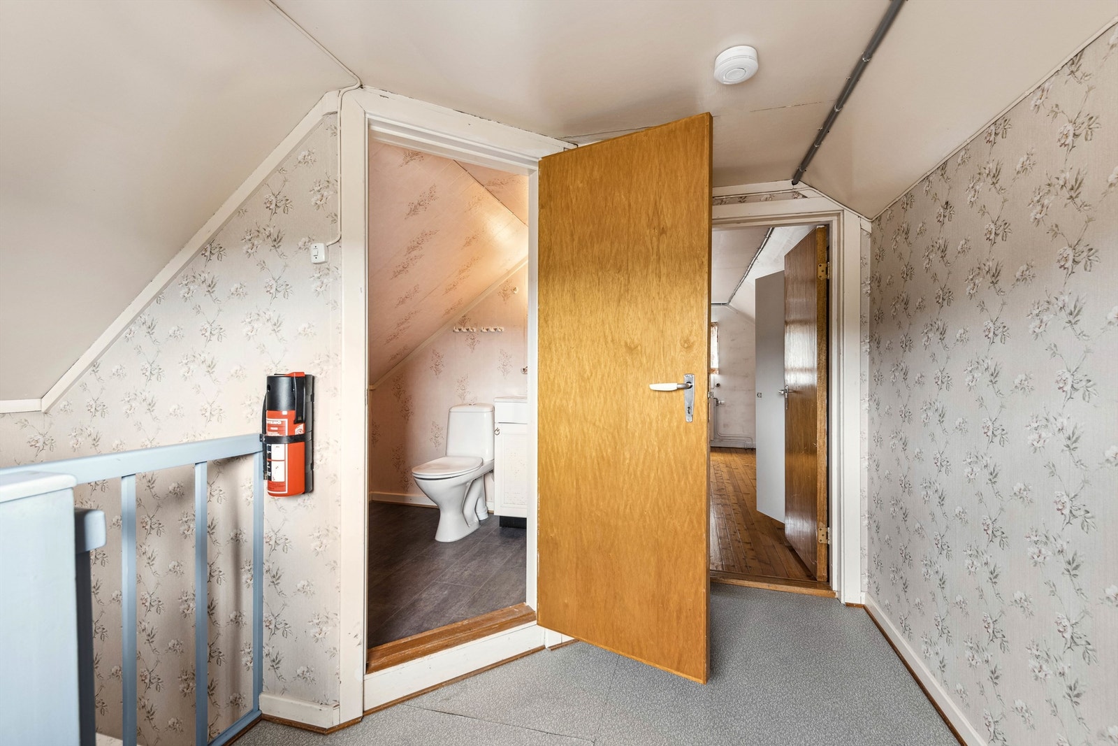 i 2. etg er det et wc og et soverom samt diverse praktiske skap til lagring Galleribilde