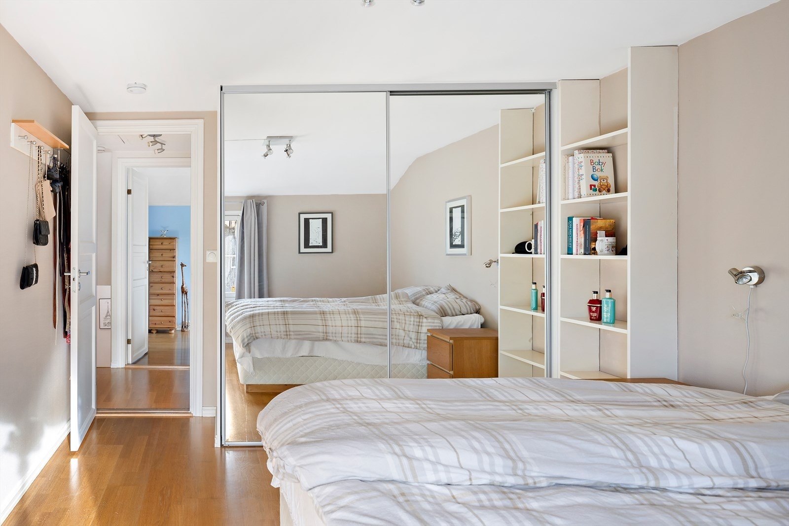 Innredet med romslig skyvedørsgarderobe med speilfronter. Galleribilde