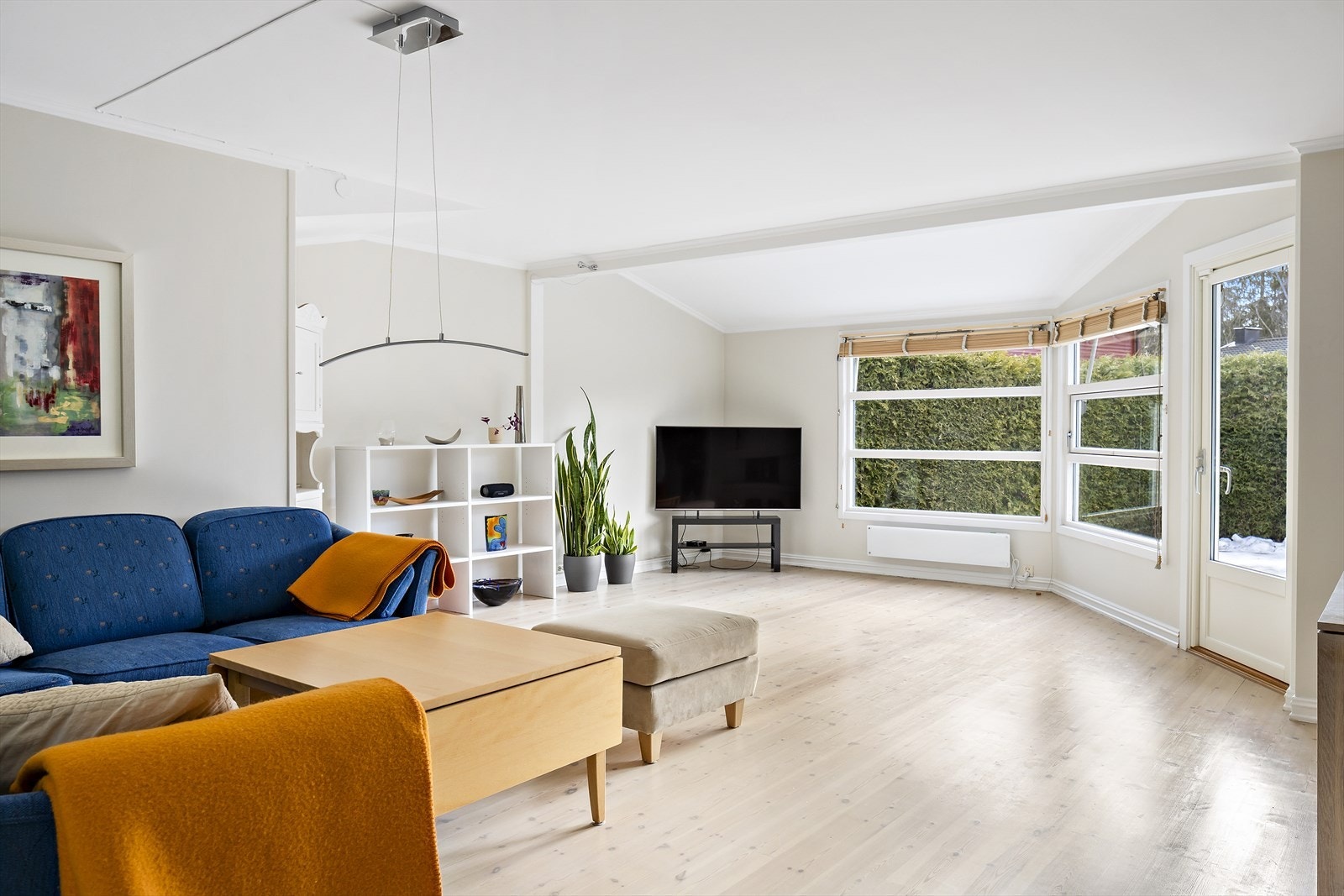 Boligen har en lys og romslig stue med store vindusflater som slipper inn godt med dagslys. Galleribilde