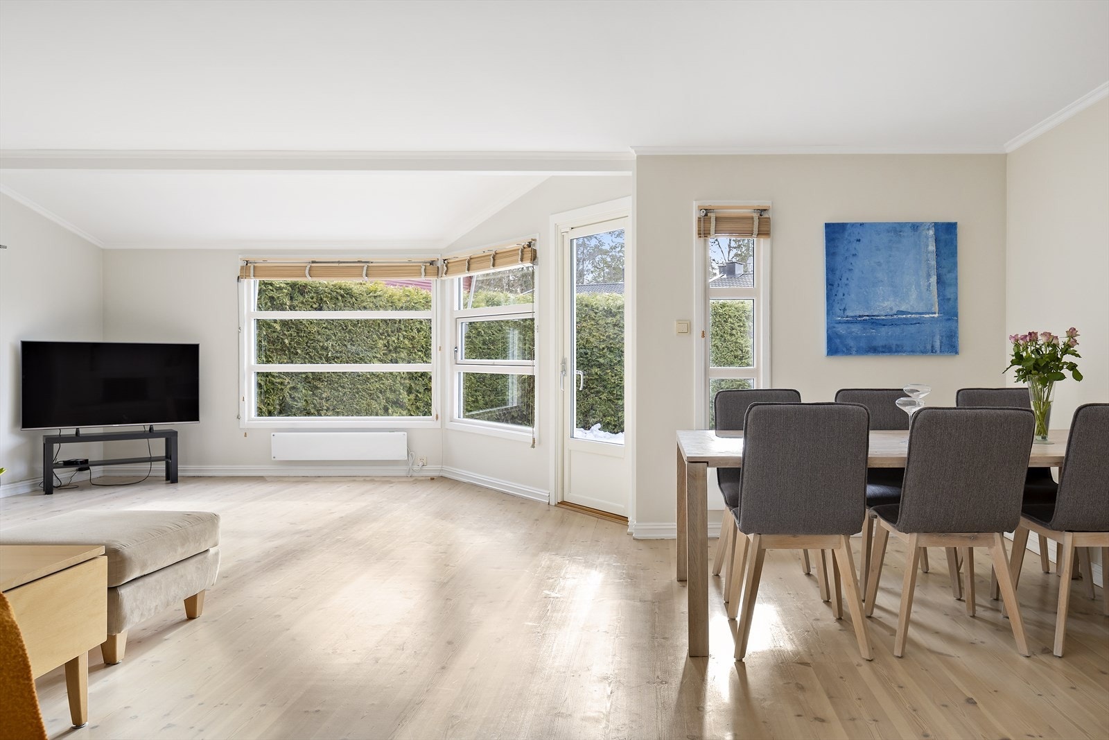 Stuen har tregulv, samt pusset og malt overflate på både vegger og i himlingen. Galleribilde