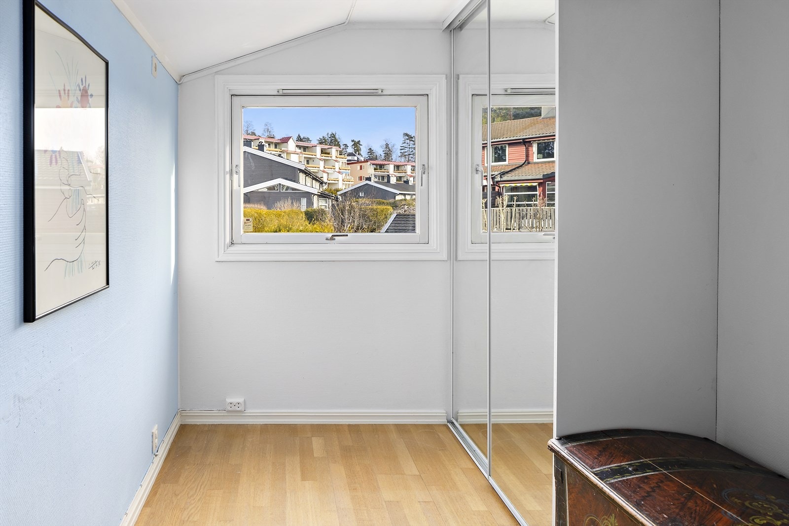 Skyvedørsgarderobe med speilfronter. Galleribilde