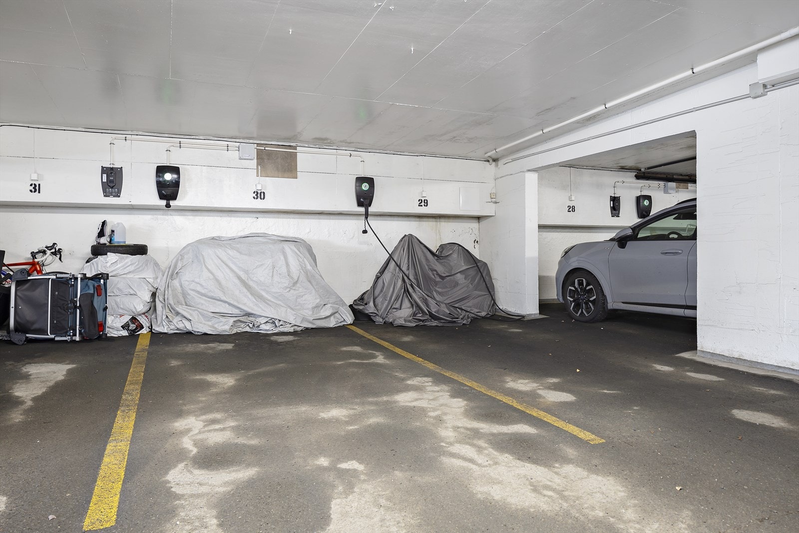 Garasjeplass med lader som medfølger boligen. Galleribilde