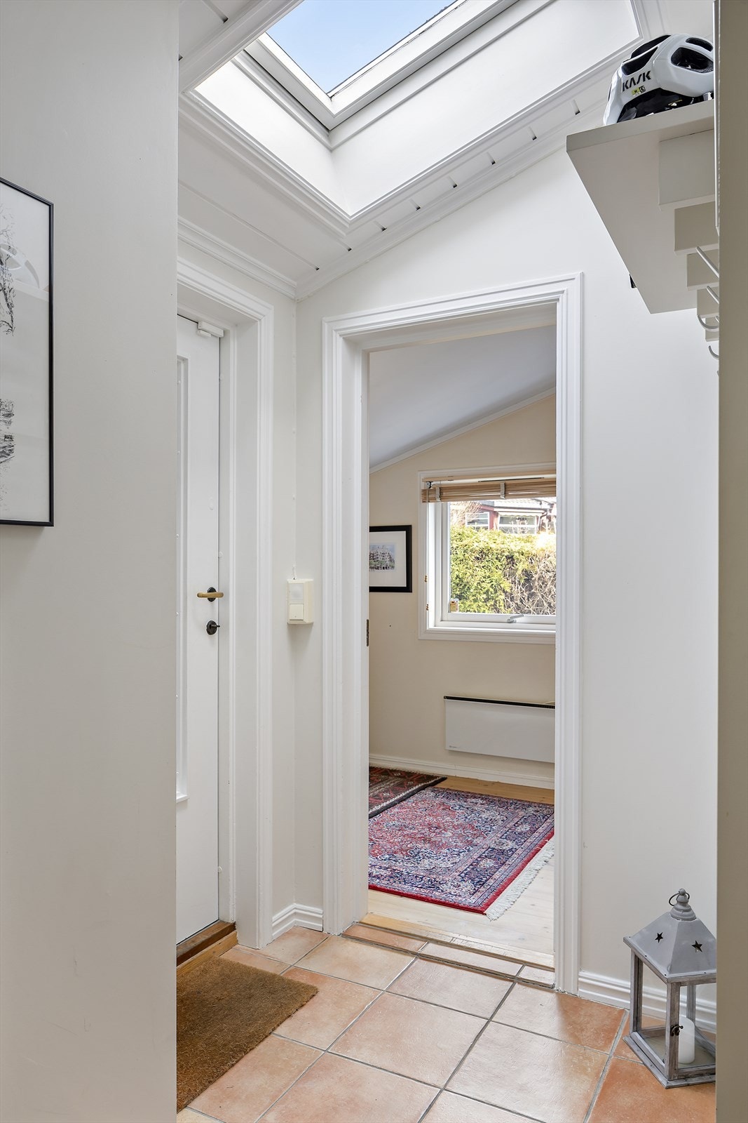 Lys og innbydende entré med 33x33 cm fliser på gulvet og delvis gulvvarme. Galleribilde