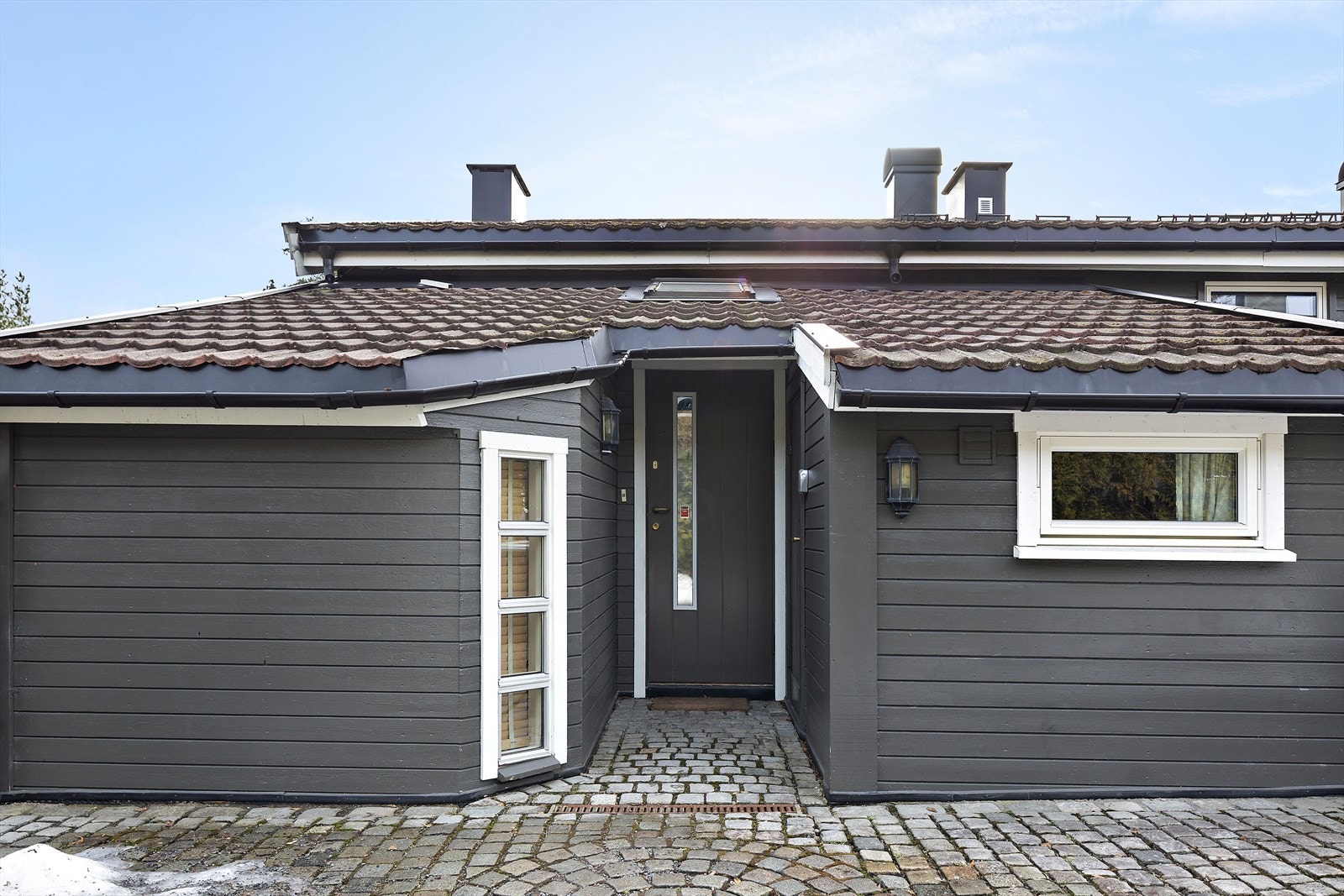 Huset har en markanær, fredelig og tilbaketrukket beliggenhet i svært barnevennlige omgivelser. Galleribilde