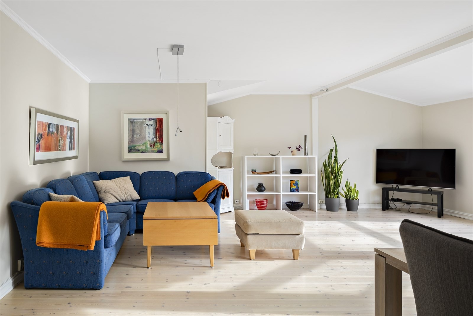 Et lyst og innholsdsrikt enderekkehus med solrik terrasse og garasjeplass med lader. Galleribilde