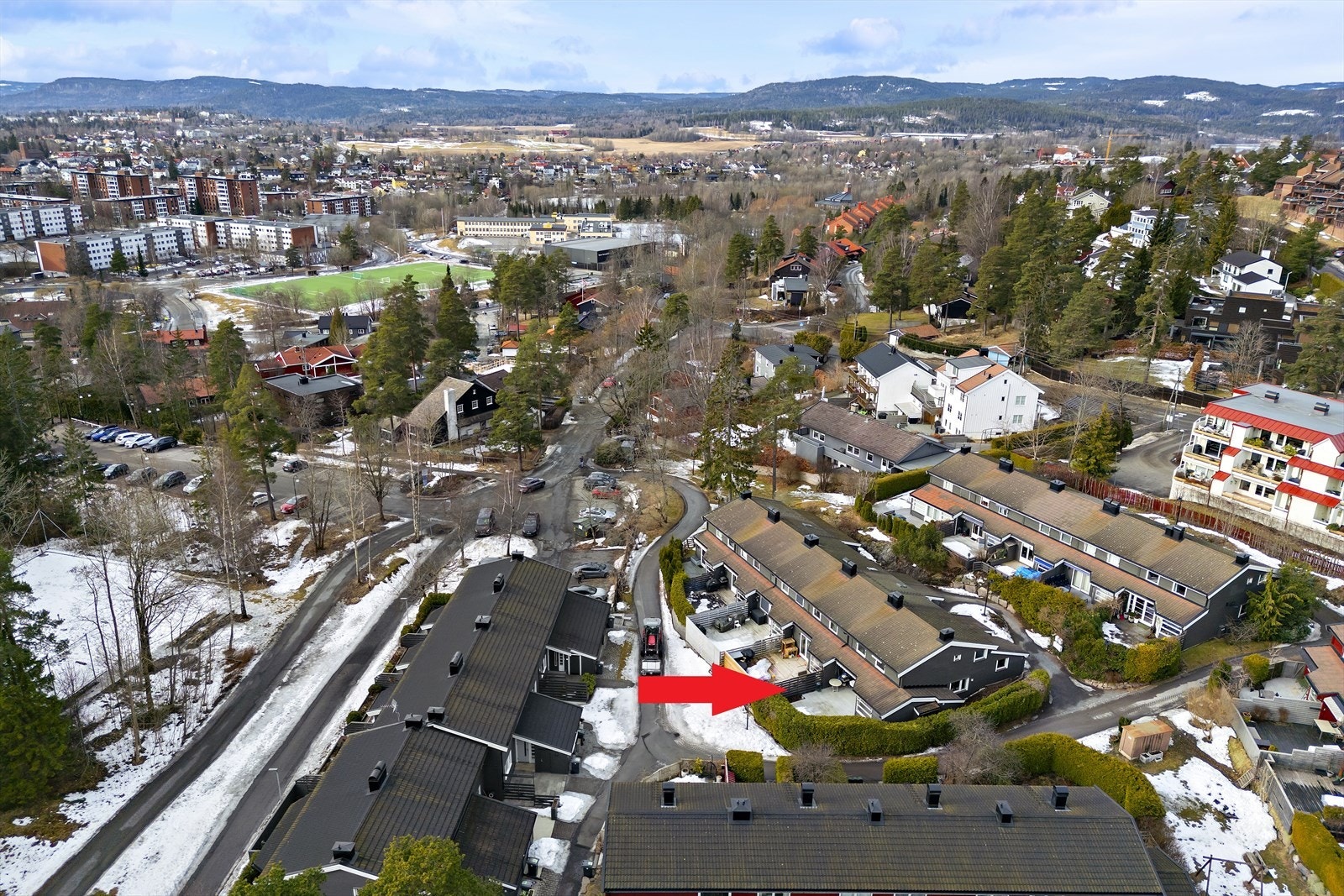 Barnevennlig beliggenhet og kort vei til Voksen skole. Bogstadvannet ligger også kun 3 km unna og byr på bading om sommeren og skøyter eller ski om vinteren. Galleribilde