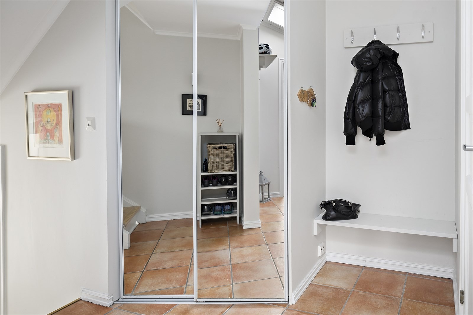 Praktisk skyvedørsgarderobe med speilfronter gir godt med oppbevaringsplass. Galleribilde