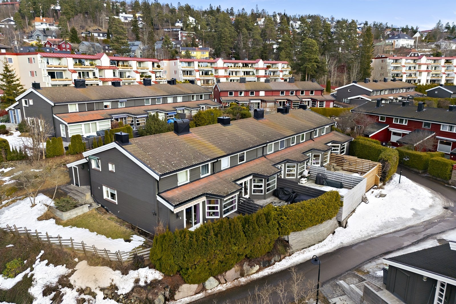 Eiendommen ligger i et rolig og populært område i Holmenkollåsen. Boligen har en attraktiv og solrik beliggenhet med nærhet til marka og gode rekreasjonsmuligheter året rundt. Galleribilde