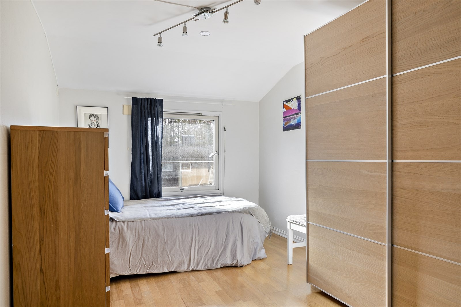 Boligens andre soverom med 3-stavs parkettgulv og behagelige fargetoner. Galleribilde