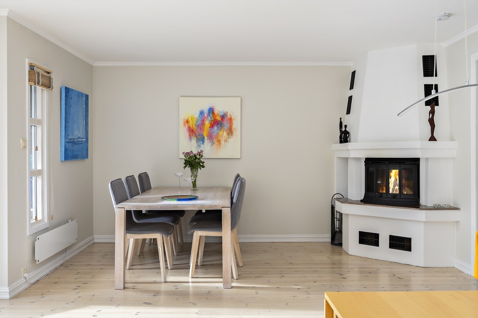 Boligen har gjennomgått enkelte overflateoppussinger og mindre oppgraderinger /utskiftinger de siste årene. Boligen fremstår i normal god stand iht. alder, men enkelte oppgraderinger og utbedringer er påregnelig i tiden som kommer. Galleribilde