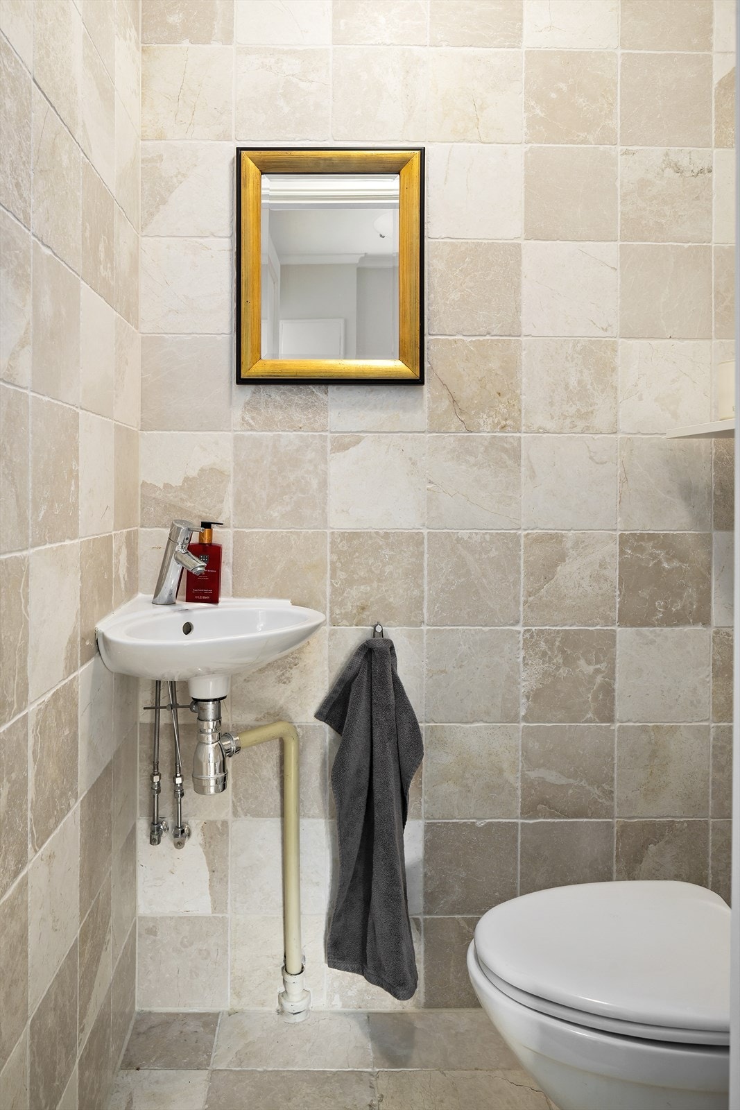 Praktisk separat toalett med flislagt gulv og gulvvarme. Galleribilde