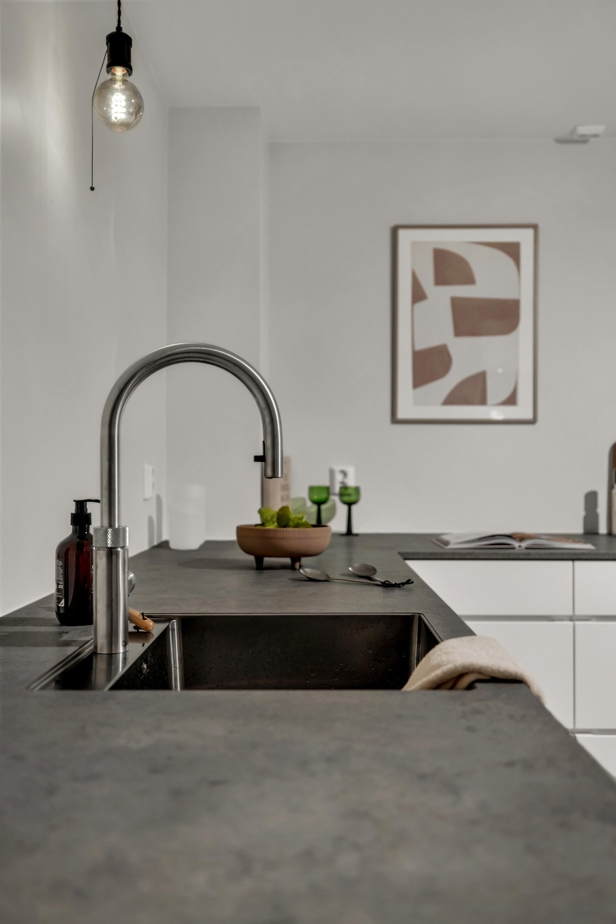 Nedfelt oppvaskkum av rustfritt stål med ett-greps armatur fra Quooker. Galleribilde