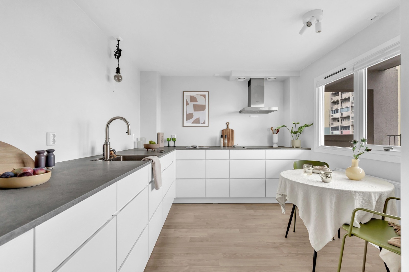 Leiligheten holder en gjennomgående god standard med nyere overflater, kjøkken fra 2020 og bad fra 2019. Galleribilde