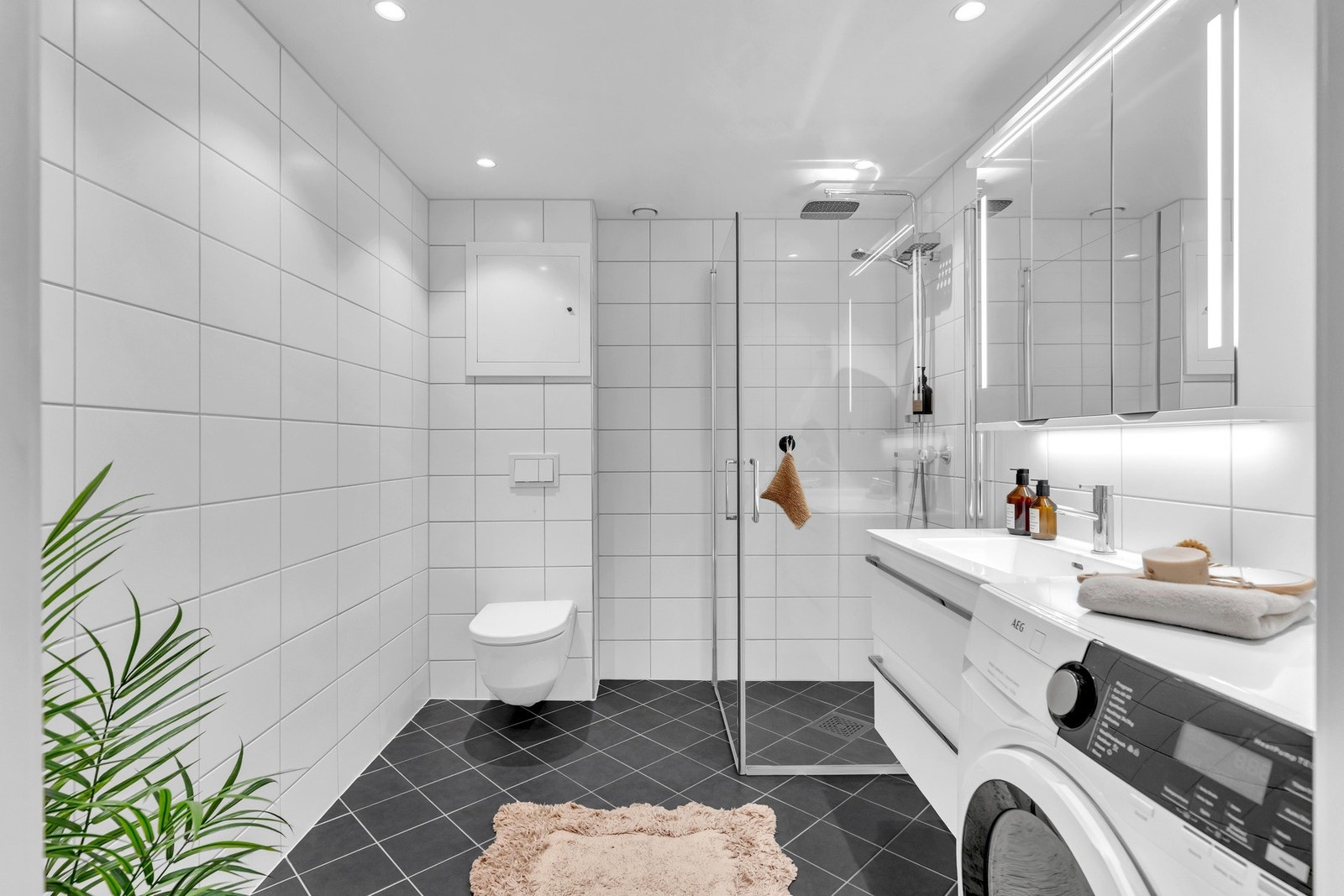 Optimalt plassert ved soverommet finner vi baderommet. Badet er fra 2019 med gulvvarme, downlights og opplegg for vaskemaskin. Galleribilde