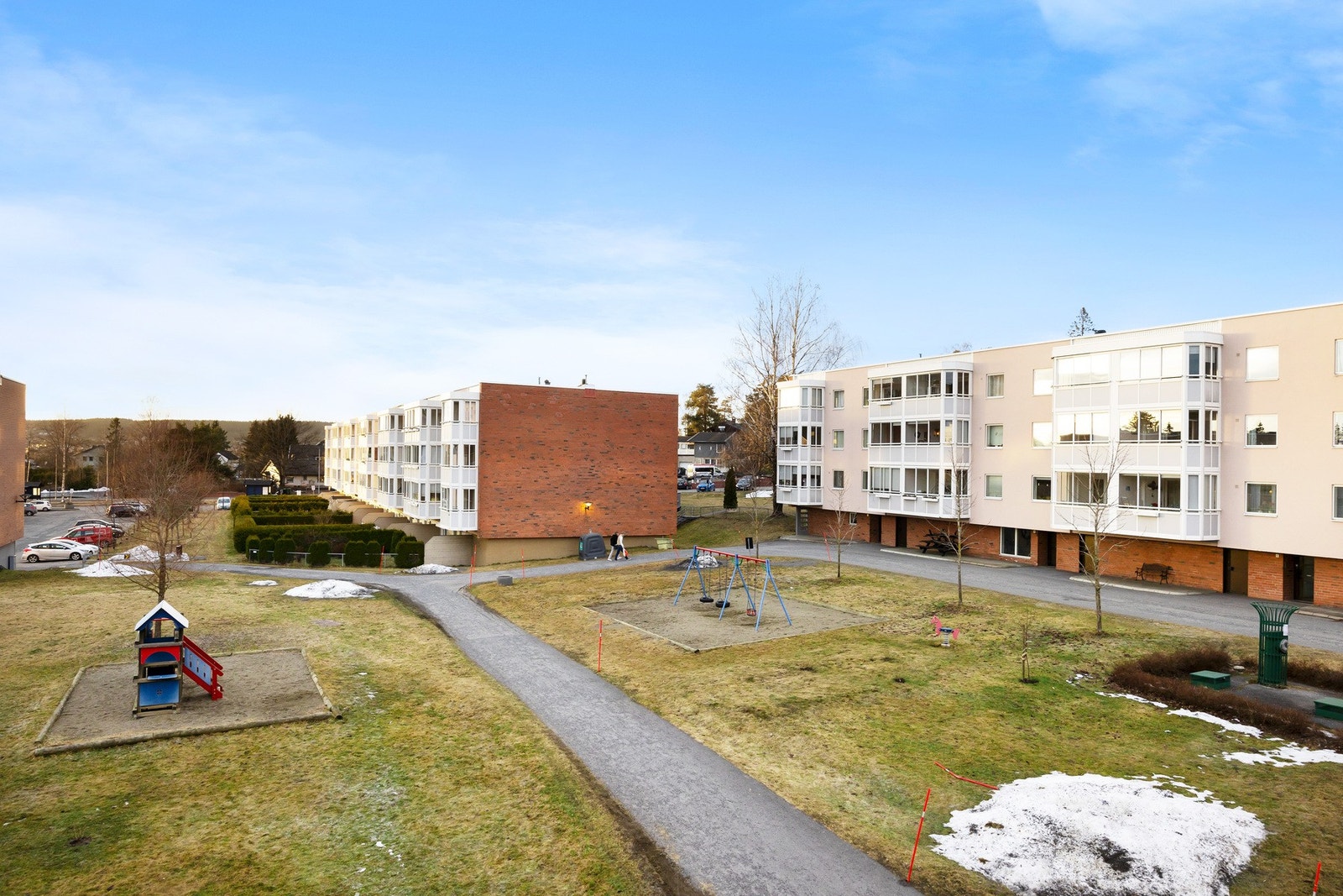 Her har du nærhet til en rekke ulike fasiliteter som skole, barnehage, idrettsarenaer og dagligvarebutikk innen gangavstand Galleribilde