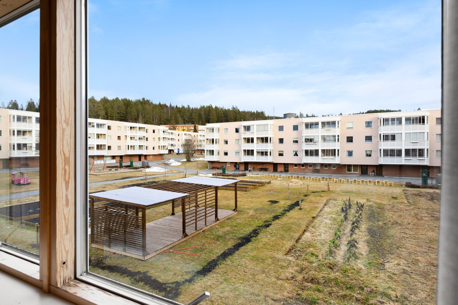Utsyn mot hyggelige fellesområder hvor barna trives Galleribilde