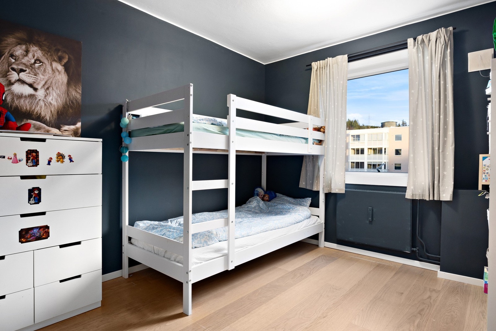 Soverom 2 - Perfekt som barnerom med god plass til seng med nattbord, garderobeløsning og mer! Galleribilde