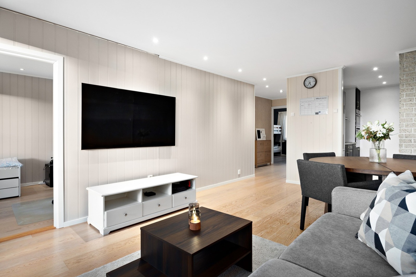 Romslig stue med plass til plass til sofa, sofabord, tv-benk og medievegg Galleribilde