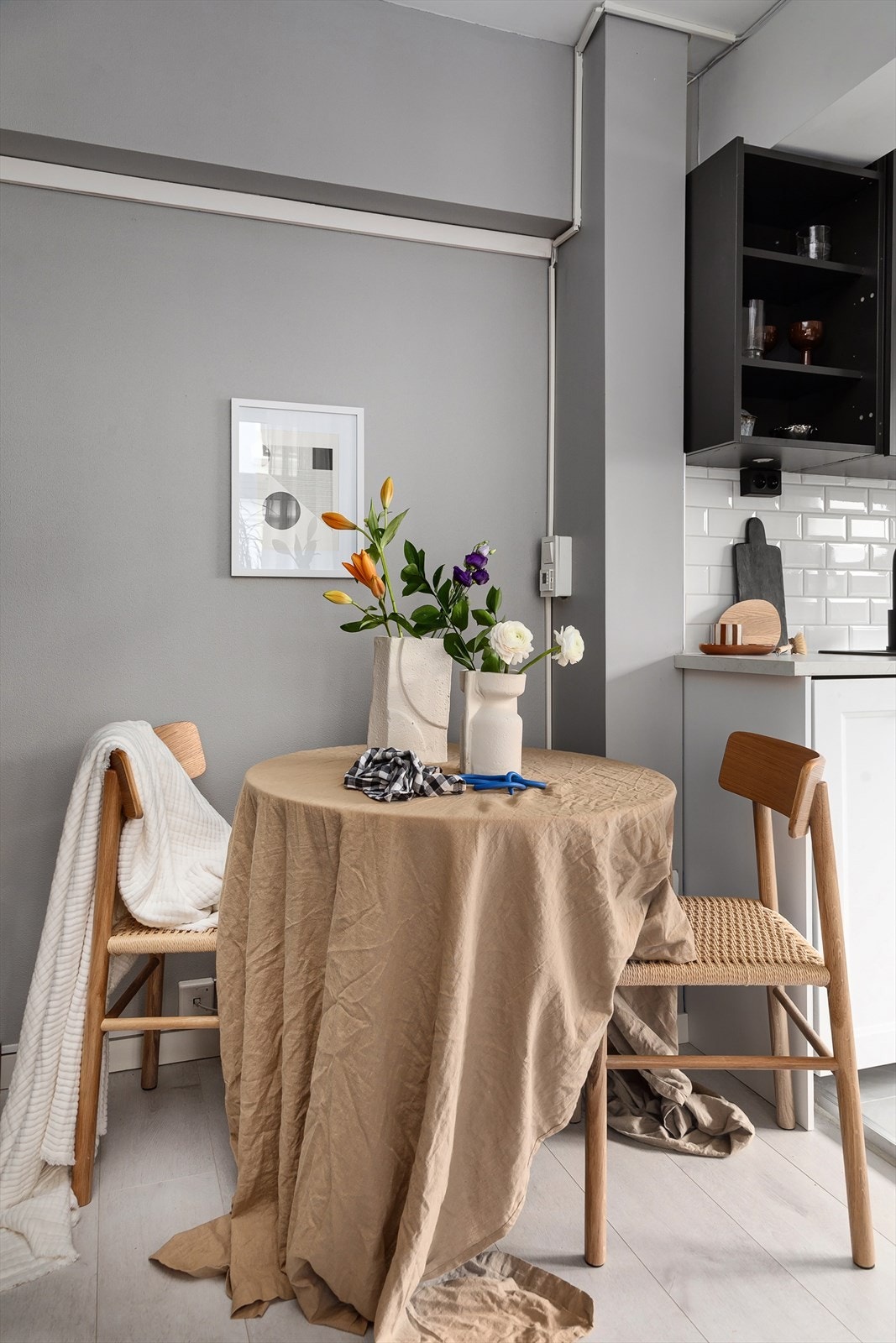 Den romslige stuen en enkel å møblere og har plass til både sofagruppe og spisebord. Galleribilde