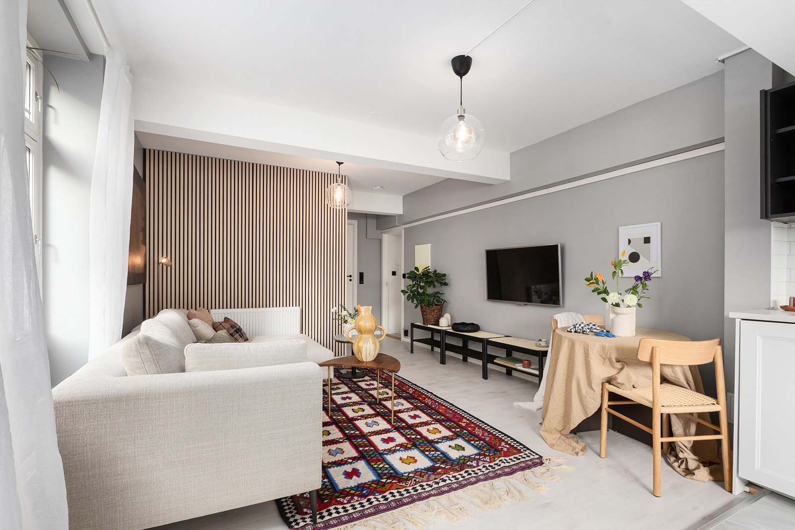 Leiligheten har en lys og romslig stue med plass til flere soner. Galleribilde