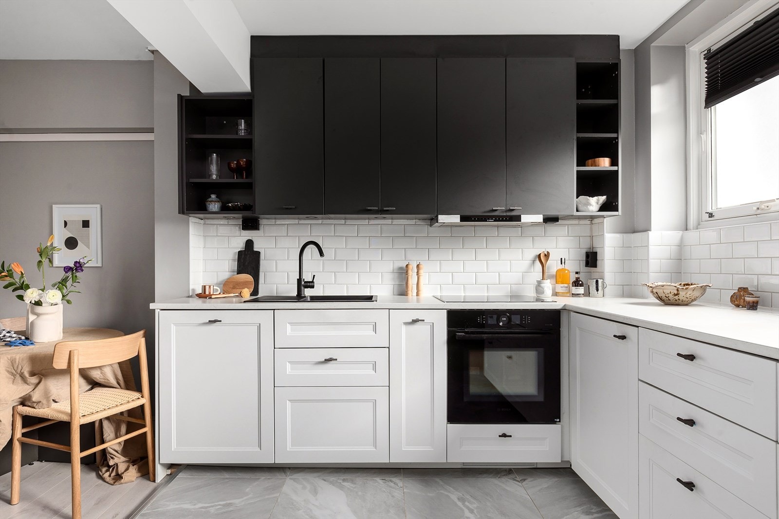 Kjøkkenet har en innredning fra 2021 med profilerte fronter, laminat benkeplate med nedfelt komposittkum. Galleribilde