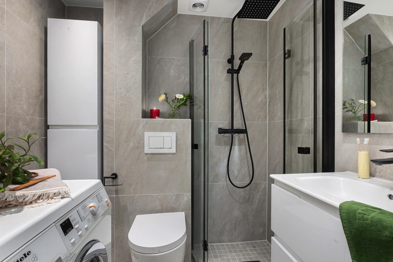 Badet ble pusset opp i 2021 og har varmekabler, dusj med glassdører, vegghengt klosett, servant og opplegg for vaskemaskin. Galleribilde