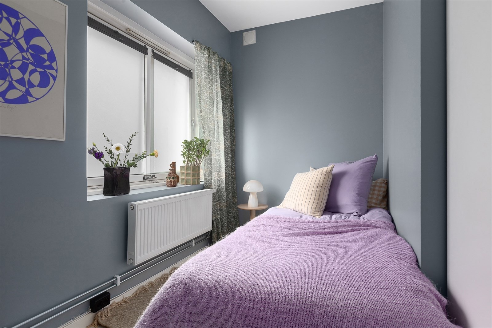 Soverommet er av god størrelse med plass til dobbelseng, nattbord og garderobeskap. Galleribilde