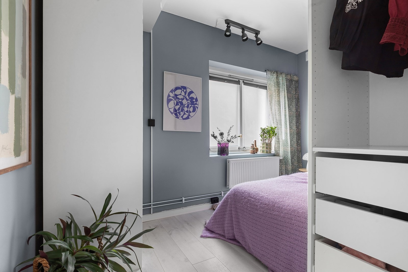 Praktisk garderobe på soverommet. Galleribilde