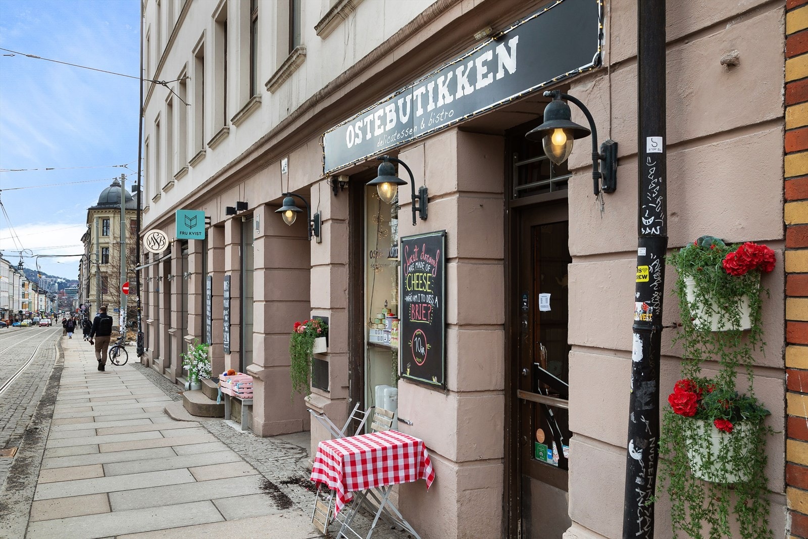 Leiligheten har en sentral beliggenhet, men en rekke servicetilbud rett utenfor døren. Galleribilde