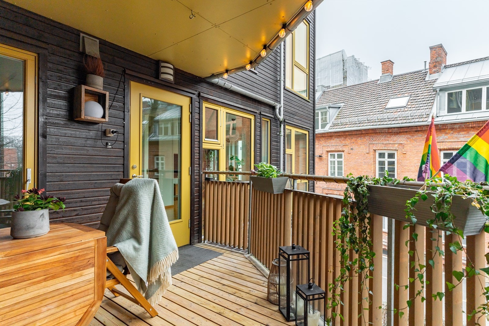 Du har god plass til en sittegruppe, grill og beplantning. Iht. husordensreglene er både gass- og elektrisk grill tillatt. Balkongen vender mot nordøst. Galleribilde