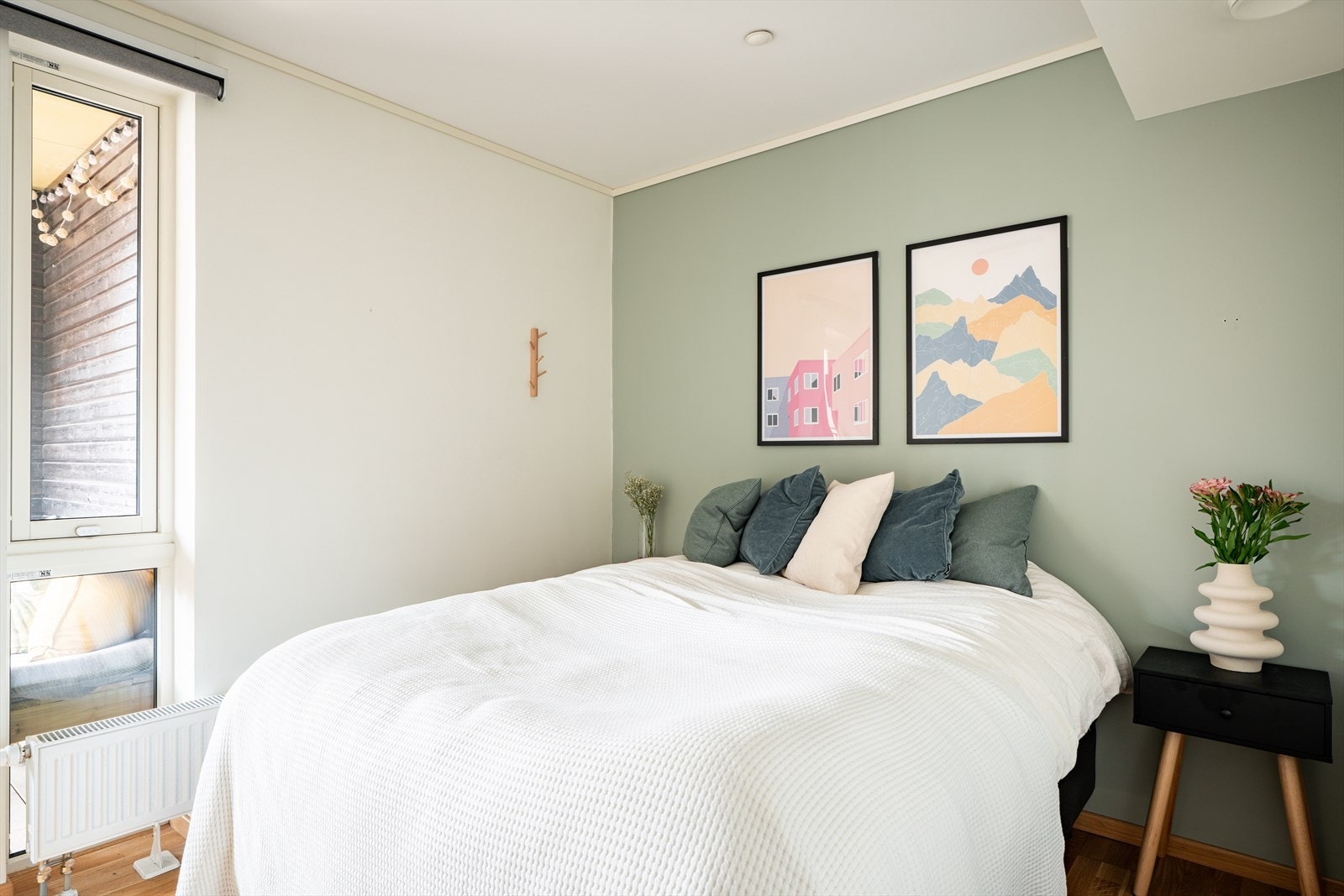 Hovedsoverommet er romslig og med god plass til dobbeltseng, nattbord på hver side og en skyvedørsgarderobe. Galleribilde