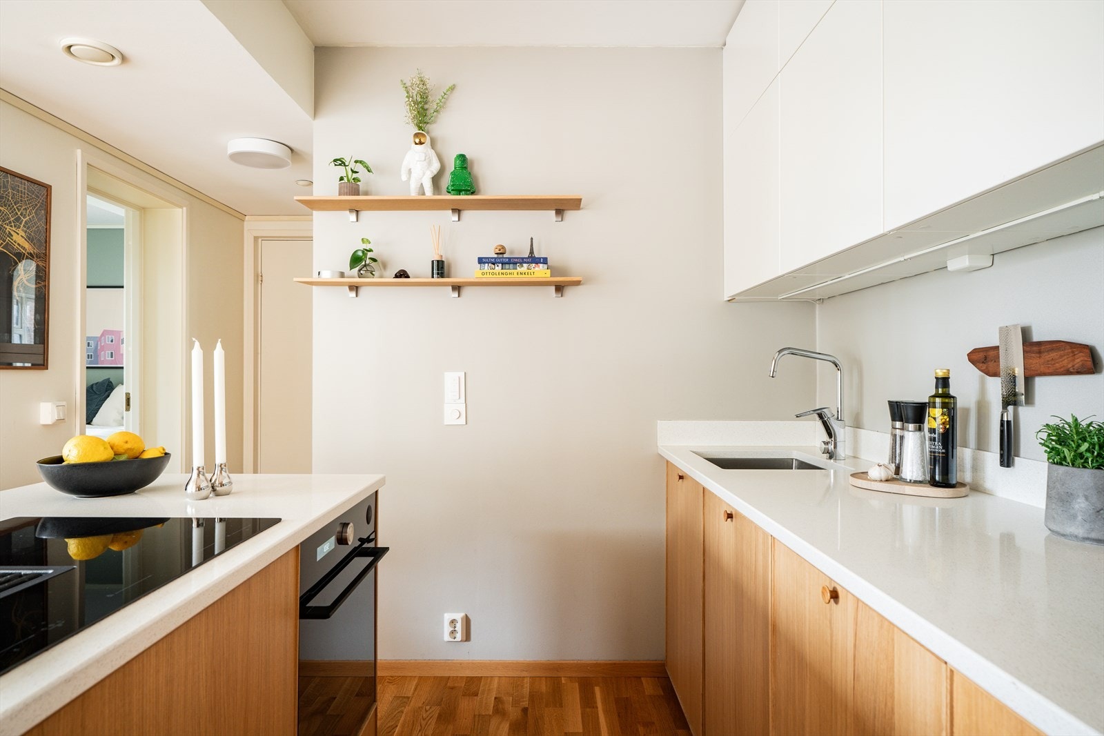 Rålekkert og nyere kjøkkeninnredning med integrerte hvitevarer. Galleribilde