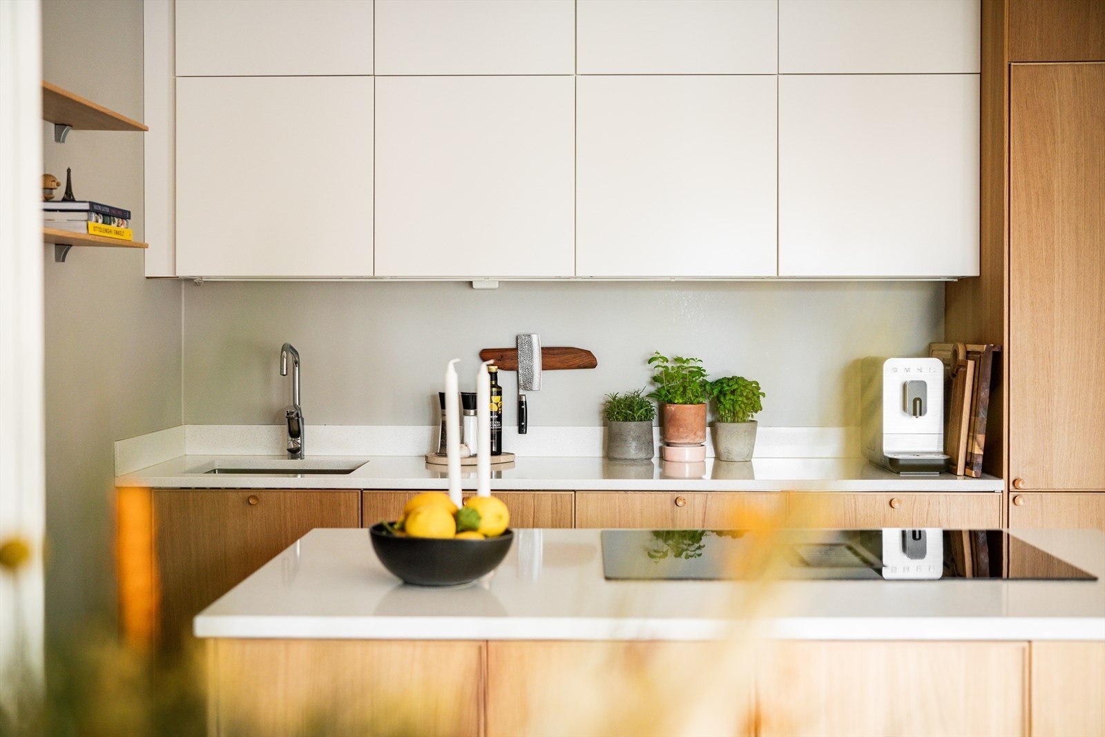 Innredningen har glatte fronter og benkeplate av "steinmateriale". Galleribilde